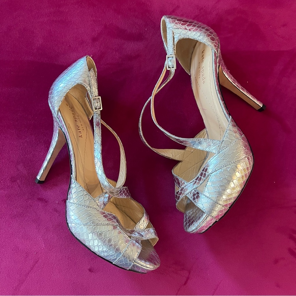 Kate Spade Ginger Silver Embossed Vintage Style Pumps